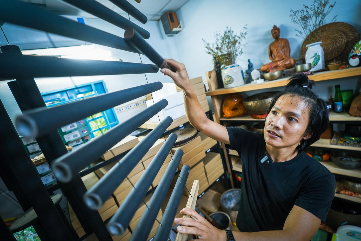 Đây là chiếc chuông gió xoay được mô phỏng theo chiếc đàn T’rưng.