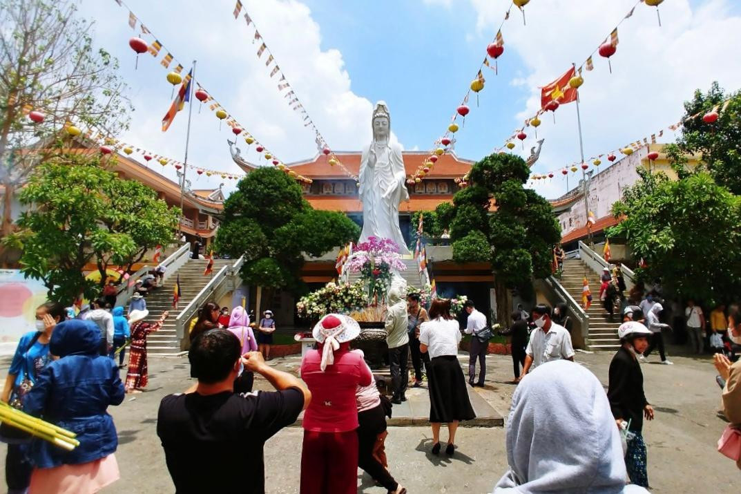 Rằm tháng bảy, người dân đến chùa cầu mong nhiều sự tốt lành. Rằm tháng bảy, người dân đến chùa cầu mong nhiều sự tốt lành.