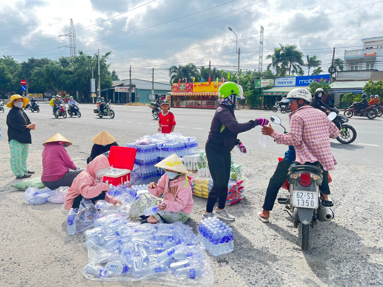 Nhóm thanh niên tình nguyện ra đường phát nước miễn phí.