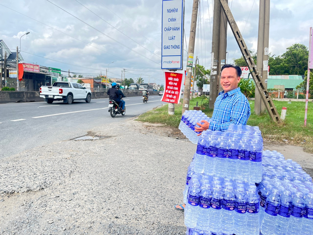 Hơn 1000 chai nước được các mạnh thường quân hỗ trợ.