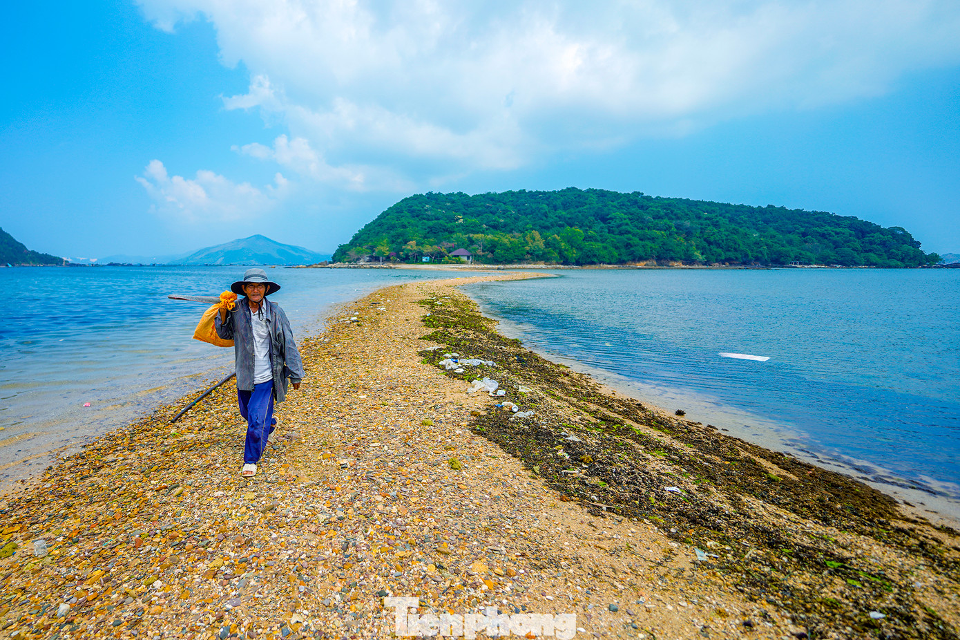 Một người dân bản địa vừa đi câu từ phía bên đảo Nhất Tự Sơn về. Có tên gọi như ngày nay là do đảo có thế nằm giống chữ “Nhất” trong tiếng Hán nên người ta đặt Nhất Tự Sơn như vậy với ý nghĩa hòn đảo giống như chữ "Nhất".