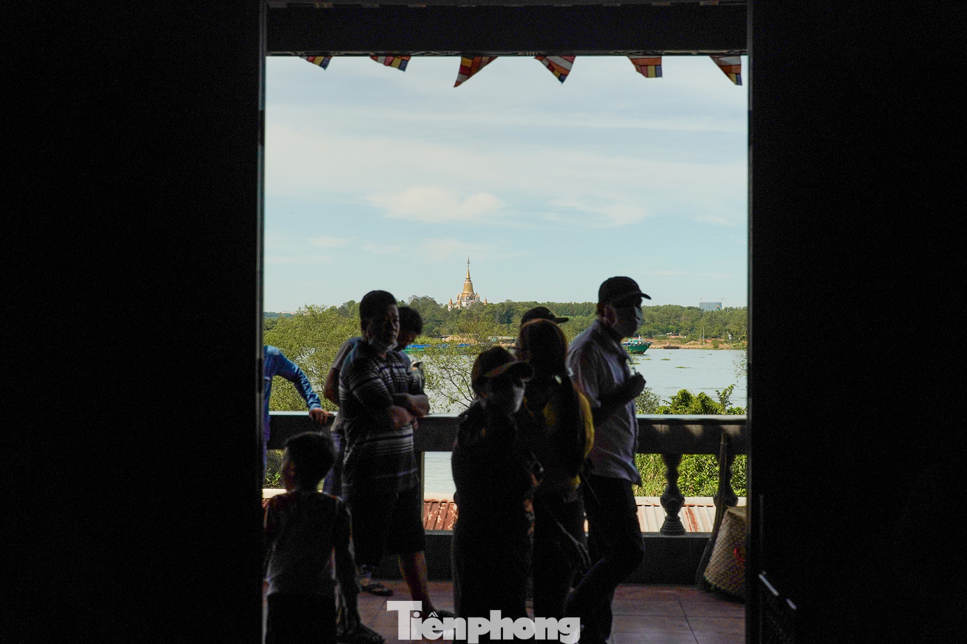 Từ bên trong chánh điện, khách hành hương có thể phóng tầm mắt về phía bờ TP. Thủ Đức, nơi có ngôi chùa Bửu Long với nét kiến trúc tháp độc đáo.