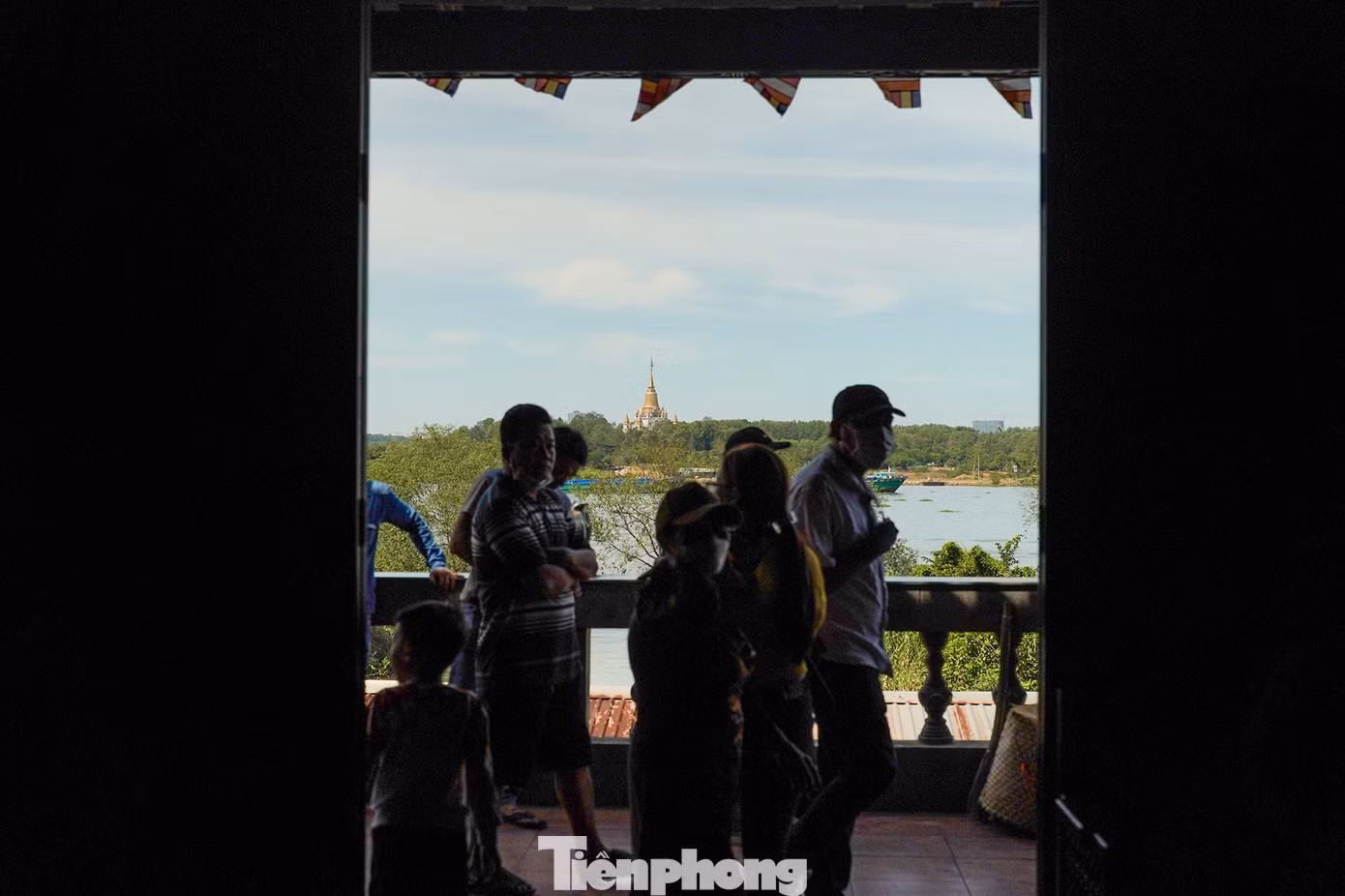 Từ bên trong chánh điện, khách hành hương có thể phóng tầm mắt về phía bờ TP. Thủ Đức, nơi có ngôi chùa Bửu Long với nét kiến trúc tháp độc đáo.