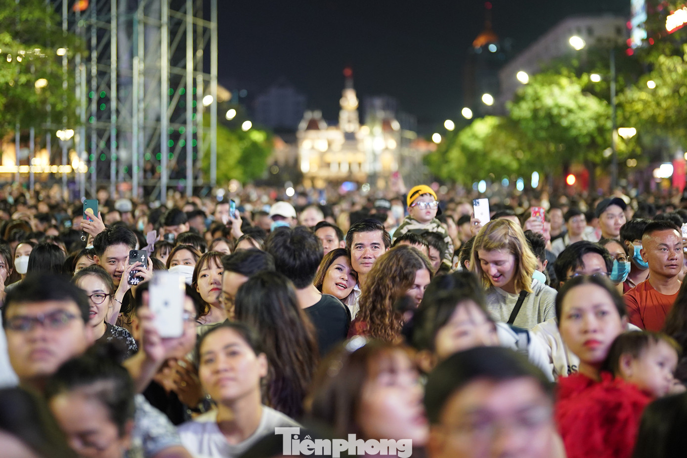 Người dân chăm chú theo dõi màn bắn pháo hoa trên phố đi bộ Nguyễn Huệ.