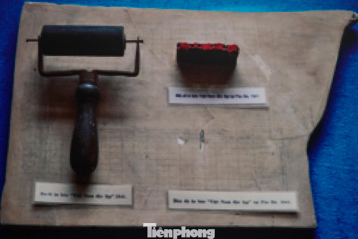 Ru lô (con lăn), mã số, bàn đá in báo "Việt Nam độc lập". Ru lô (con lăn), mã số, bàn đá in báo "Việt Nam độc lập".