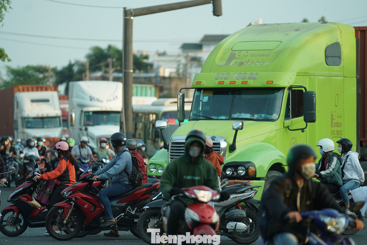 Ngoài ra, Sở GTVT đã cho bổ sung vạch sơn kẻ chữ số tốc độ tối đa cho phép và 29 biển cảnh báo, tăng cường phản quang tại các đầu dải phân cách; tiến tới đẩy mạnh ứng dụng công nghệ trong xử phạt như: bổ sung camera giám sát, xử phạt nguội. Tuy nhiên, điều quan trọng nhất là ý thức chấp hành luật giao thông của các &quot;bác tài&quot; khi di chuyển qua vòng xoay vốn được mệnh danh là &quot;tử thần&quot; này.