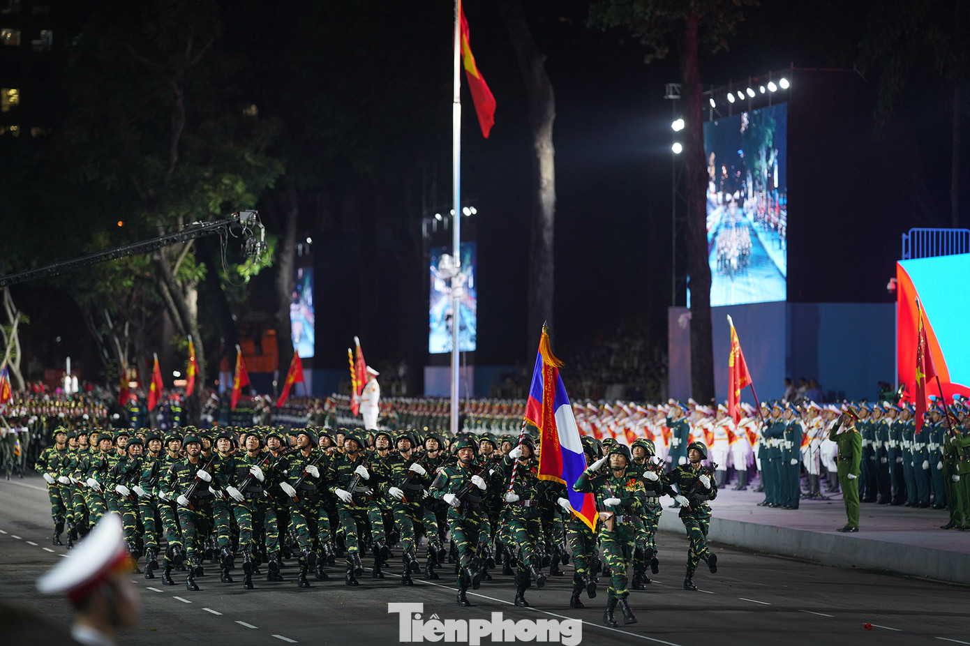 Đoàn Quân đội Nhân dân Lào được thành lập 20/1/1949. Trong công cuộc giải phóng dân tộc, quân đội nhân dân Lào luôn mật thiết, kề vai sát cánh cùng quân đội nhân dân Việt Nam.