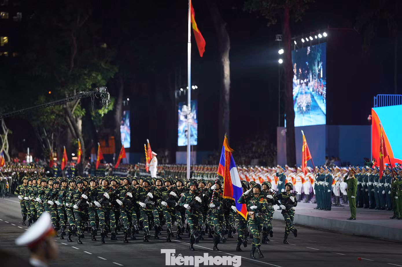 Đoàn Quân đội Nhân dân Lào được thành lập 20/1/1949. Trong công cuộc giải phóng dân tộc, quân đội nhân dân Lào luôn mật thiết, kề vai sát cánh cùng quân đội nhân dân Việt Nam.