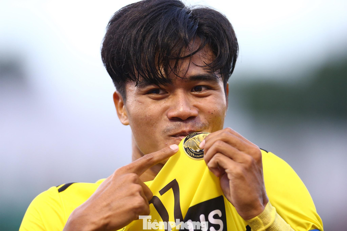 Rất nhanh chóng, vào phút thứ 6 của hiệp 1, thủ môn Thế Tài đã lỡ mất cơ hội cản phá, khiến bóng nảy ra sau cú sút xa của Lucas Da Silva và Bounphachan của Young Elephants đã băng vào đá bồi mở tỷ số đầy bất ngờ. Tiền đạo người Brazil sút đập đất. Bóng đi khá căng nhưng không hiểm. Tuy nhiên, thủ thành Thế Tài bắt không dính, tạo điều kiện để Bounphachan ập vào đá bồi. Rất nhanh chóng, vào phút thứ 6 của hiệp 1, thủ môn Thế Tài đã lỡ mất cơ hội cản phá, khiến bóng nảy ra sau cú sút xa của Lucas Da Silva và Bounphachan của Young Elephants đã băng vào đá bồi mở tỷ số đầy bất ngờ. Tiền đạo người Brazil sút đập đất. Bóng đi khá căng nhưng không hiểm. Tuy nhiên, thủ thành Thế Tài bắt không dính, tạo điều kiện để Bounphachan ập vào đá bồi.