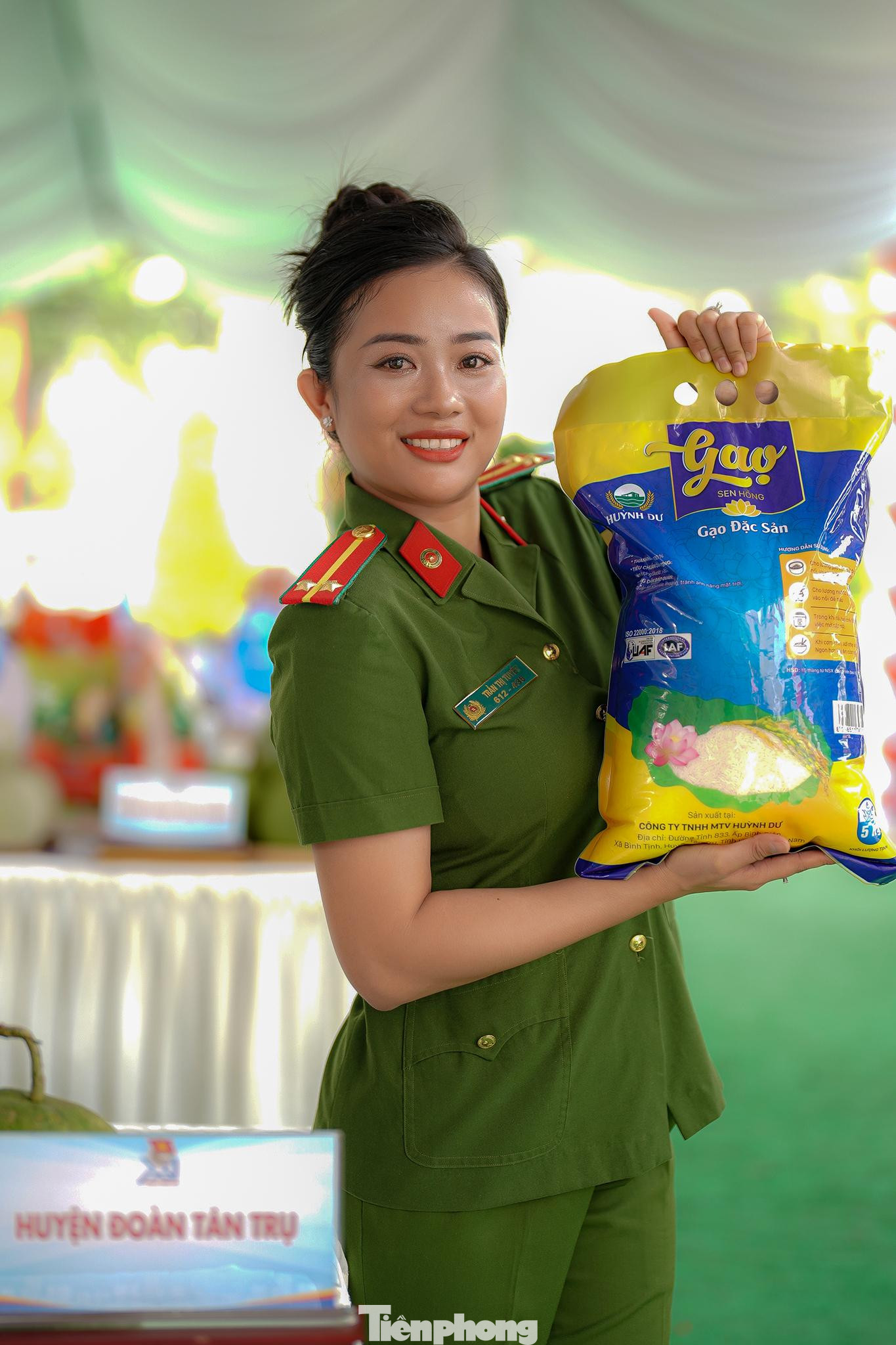 Trung uý Trần Thị Tuyết, đơn vị công an huyện Tân Trụ tự hào trên tay sản phẩm gạo quê hương huyện Tân Trụ. Trung uý Trần Thị Tuyết, đơn vị công an huyện Tân Trụ tự hào trên tay sản phẩm gạo quê hương huyện Tân Trụ.