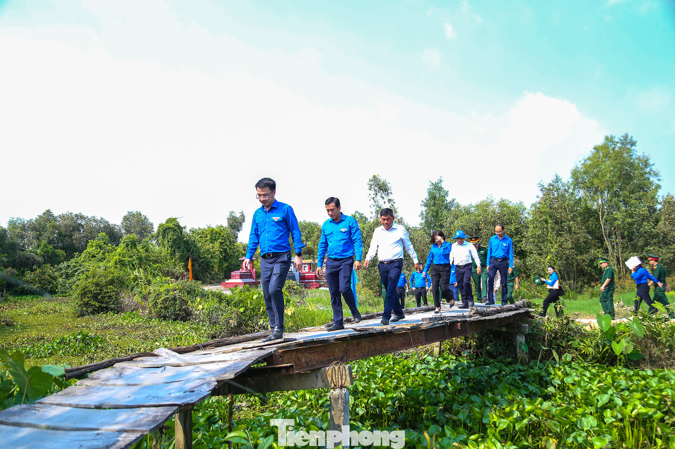 Đoàn viên thanh niên địa phương phải lấy xe máy chở đại biểu vào. Dự lễ khánh thành, nhiều người dân không giấu được niềm xúc động vì sắp có cầu mới. Đoàn viên thanh niên địa phương phải lấy xe máy chở đại biểu vào. Dự lễ khánh thành, nhiều người dân không giấu được niềm xúc động vì sắp có cầu mới.