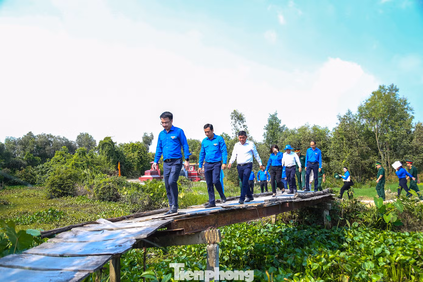 Đoàn viên thanh niên địa phương phải lấy xe máy chở đại biểu vào. Dự lễ khánh thành, nhiều người dân không giấu được niềm xúc động vì sắp có cầu mới.