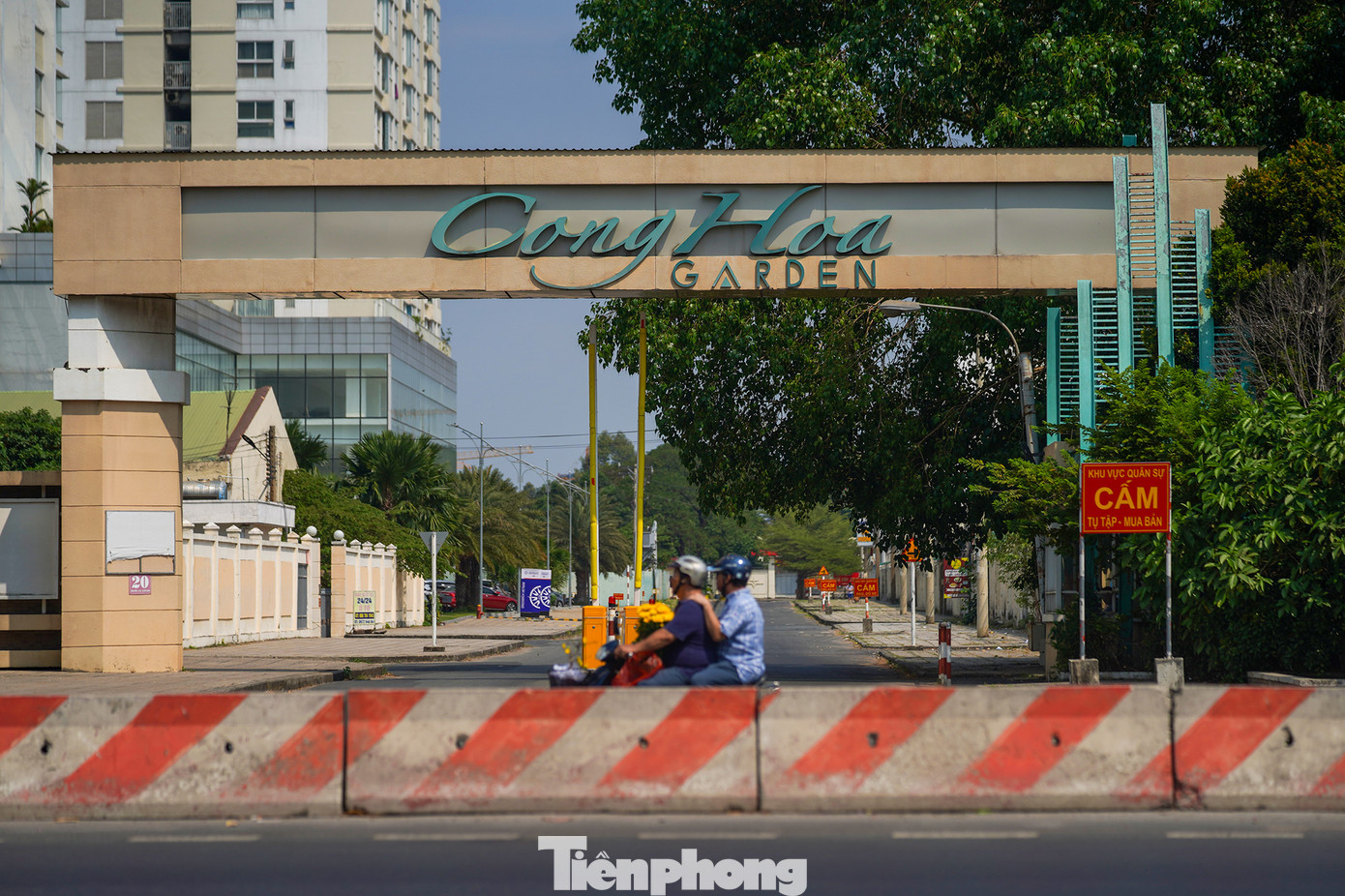 Khác lạ đường Cộng Hoà.