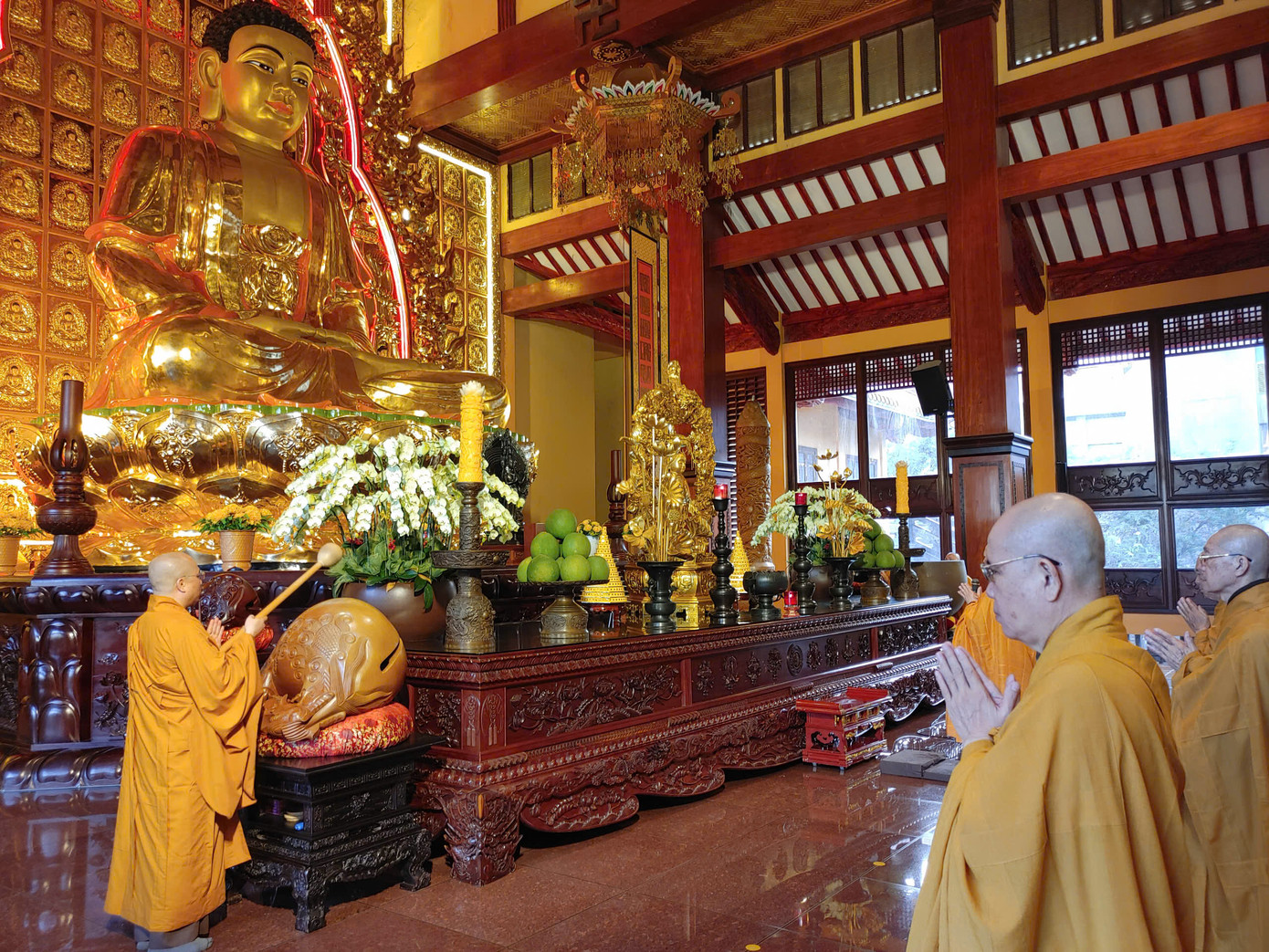 Thầy Thích Lệ Trang, Trụ trì chùa Việt Nam Quốc Tự cho biết, việc thỉnh ba hồi chuông bát nhã không chỉ là nghi thức cầu quốc thái dân an, mà còn là sự đồng hành của đạo Phật với một bước ngoặt trọng đại của đất nước – ngày toàn bộ bộ máy hành chính chính thức vận hành theo mô hình mới, tinh gọn và hiện đại.