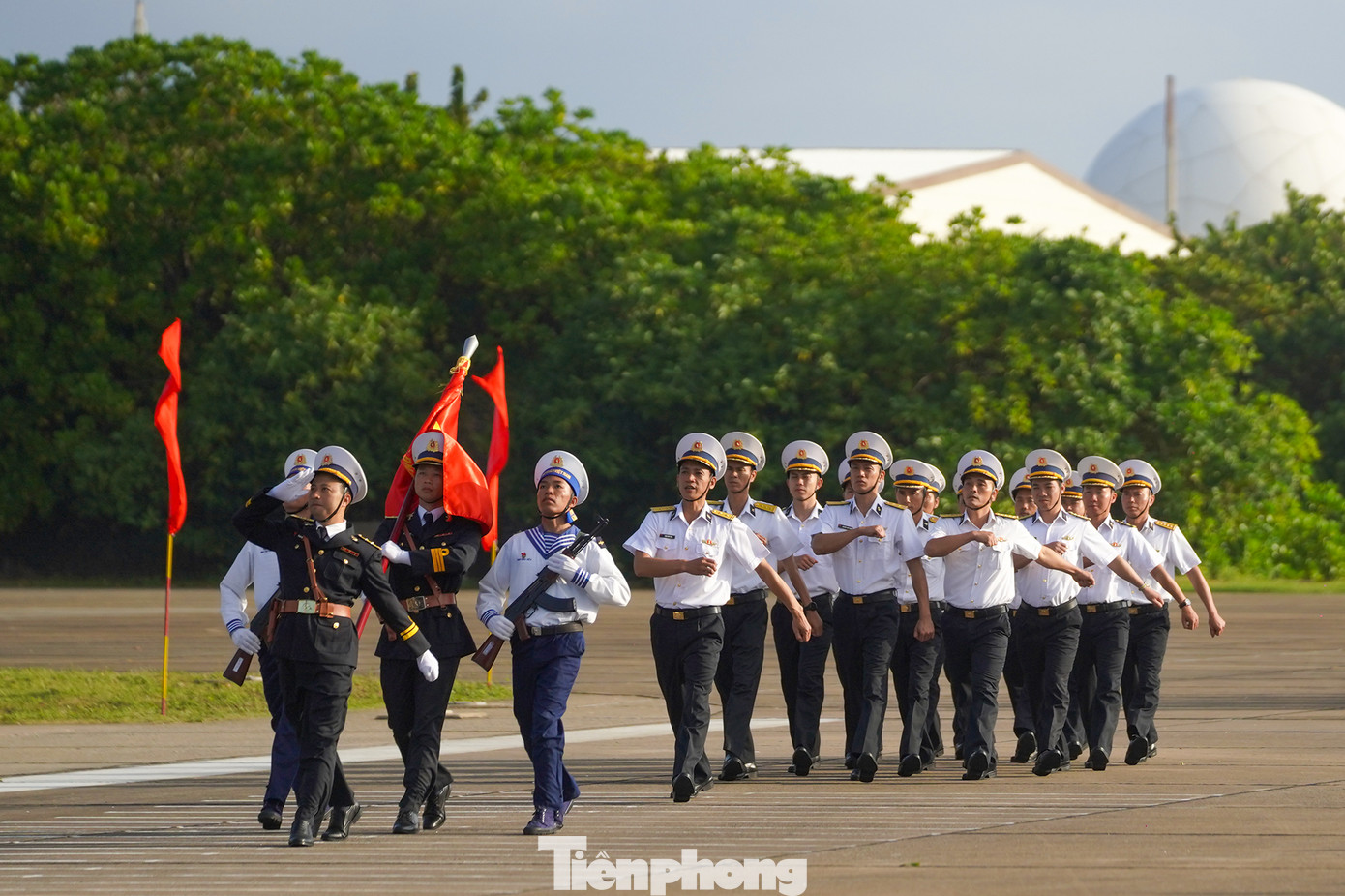 Đội danh dự với Quân kỳ Quyết thắng duyệt binh đi qua lễ đài trước cờ Tổ quốc và cột mốc chủ quyền đảo Trường Sa.