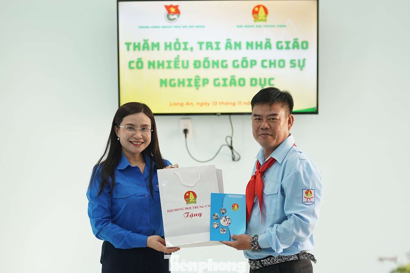 Thầy Trần Văn Trường Sơn - Tổng phụ trách Đội Trường tiểu học Nguyễn Văn Tiến nhận quà từ chị Nguyễn Phạm Duy Trang. Thầy Trần Văn Trường Sơn - Tổng phụ trách Đội Trường tiểu học Nguyễn Văn Tiến nhận quà từ chị Nguyễn Phạm Duy Trang.