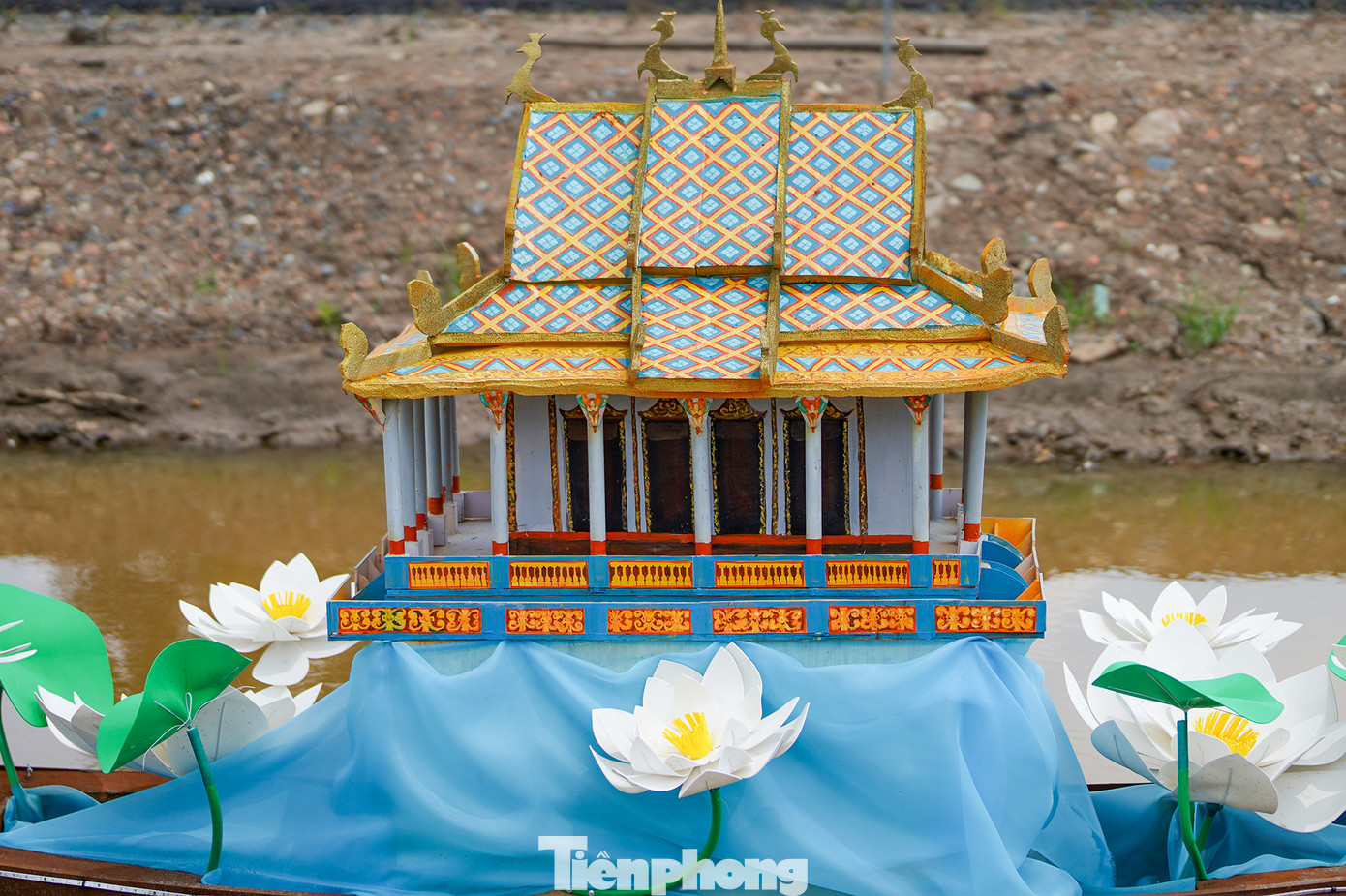 Tiểu cảnh chùa Dơi. Chùa Dơi có tên Khmer là Wath Sêrâytêchô Mahatup, người Kinh và người Hoa đọc từ Mahatup thành “Mã Tộc” nên chùa còn có tên là Chùa Mã Tộc. Theo thư tịch cổ của chùa còn lưu giữ được, chùa Dơi được khởi dựng từ năm 1569, do ông Thạch Út đứng ra xây dựng. Khởi đầu, chùa được xây dựng bằng gỗ, lợp lá dừa nước. Trải qua nhiều lần tu sửa, đến năm 1960, ngôi chính điện được trùng tu lại bằng vật liệu kiên cố.