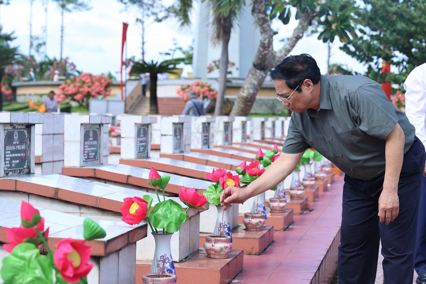 Thủ tướng và các đại biểu thắp hương trên các phần mộ liệt sĩ, bày tỏ tấm lòng thành kính, biết ơn vô hạn trước những hy sinh cao cả của các Anh hùng liệt sĩ. Thủ tướng và các đại biểu thắp hương trên các phần mộ liệt sĩ, bày tỏ tấm lòng thành kính, biết ơn vô hạn trước những hy sinh cao cả của các Anh hùng liệt sĩ.