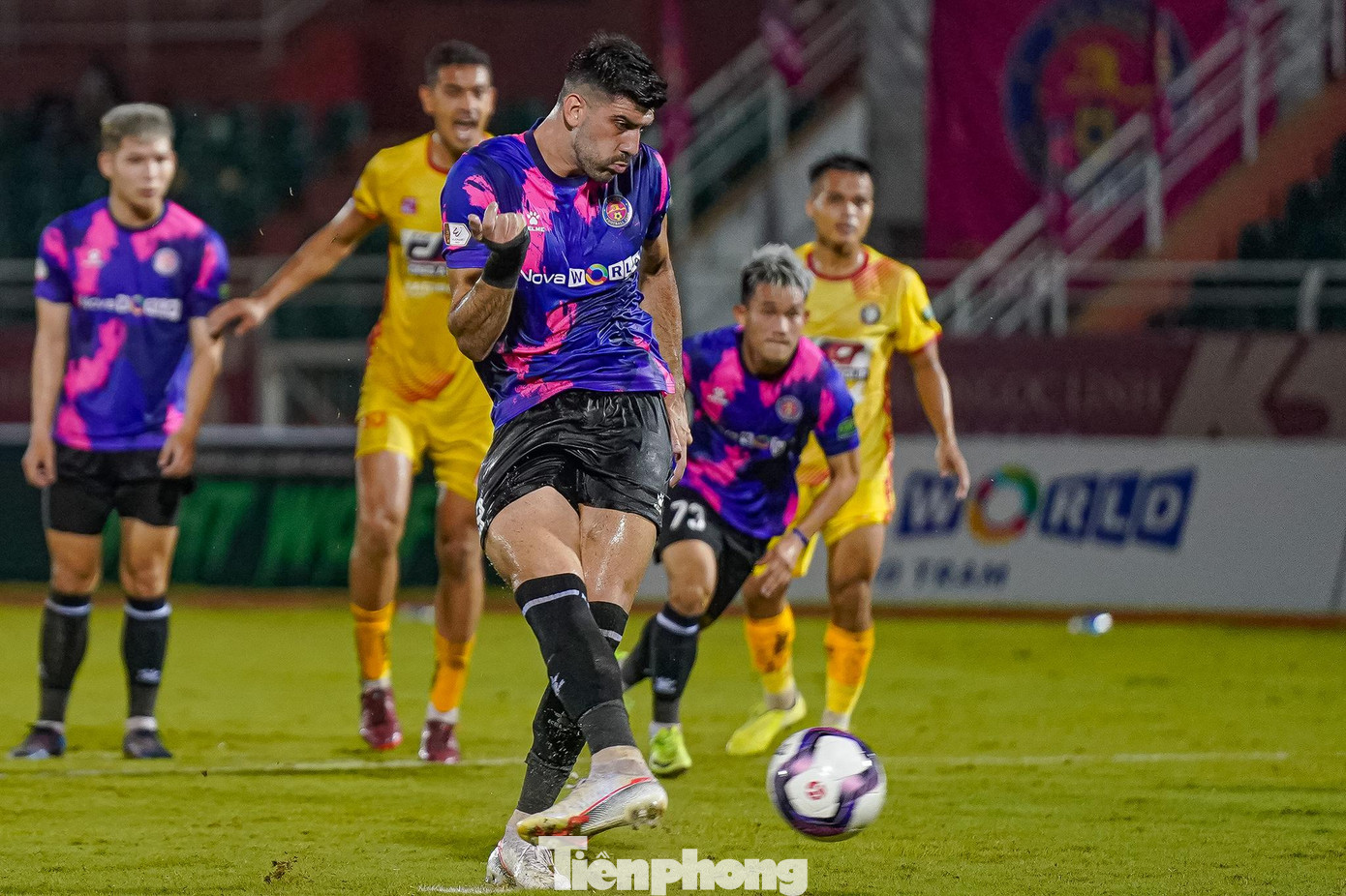 Đến phút 87, Sài Gòn có cơ hội ngon ăn để gỡ hòa khi đội chủ nhà được hưởng quả phạt đền. Nhưng trên chấm 11m, Vieira đã không thể đánh bại được thủ môn Thanh Diệp. Đây cũng là tình huống đáng chú ý cuối cùng của trận đấu. Đến phút 87, Sài Gòn có cơ hội ngon ăn để gỡ hòa khi đội chủ nhà được hưởng quả phạt đền. Nhưng trên chấm 11m, Vieira đã không thể đánh bại được thủ môn Thanh Diệp. Đây cũng là tình huống đáng chú ý cuối cùng của trận đấu.