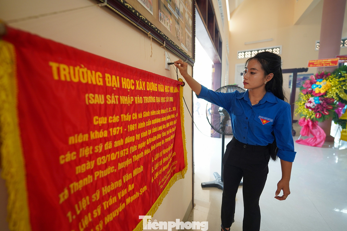 Bạn Phạm Trúc Vy (sinh năm 2006, Đoàn thanh niên xã Tân Hiệp, huyện Thạnh Hoá) cảm thấy tự hào khi nghe các chú các bác ôn lại lịch sử hào hùng của Trung đoàn 207.