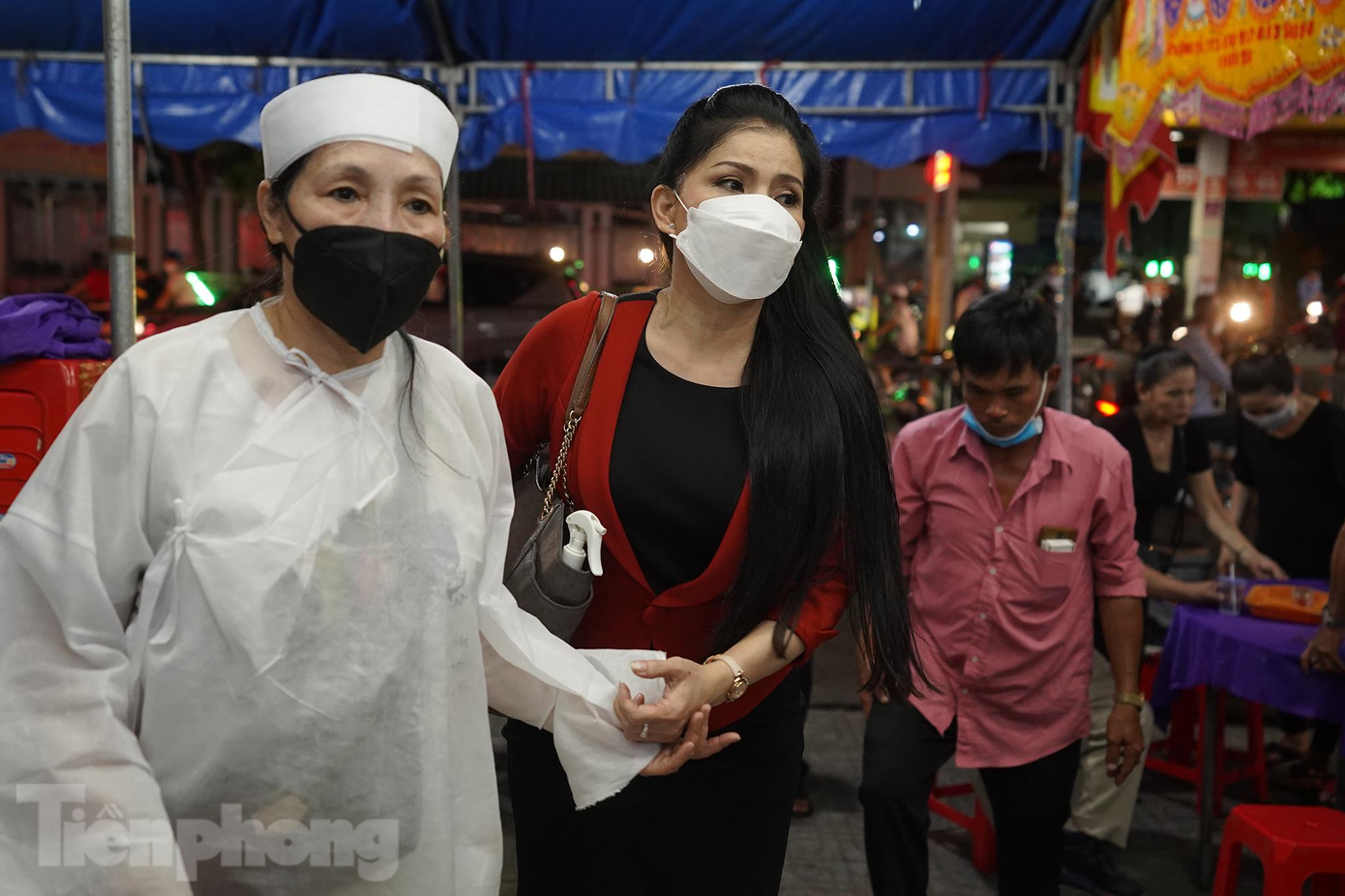 Nghệ sĩ ưu tú Phượng Loan xuất hiện khá sớm để thắp nén nhang cho người đồng nghiệp.