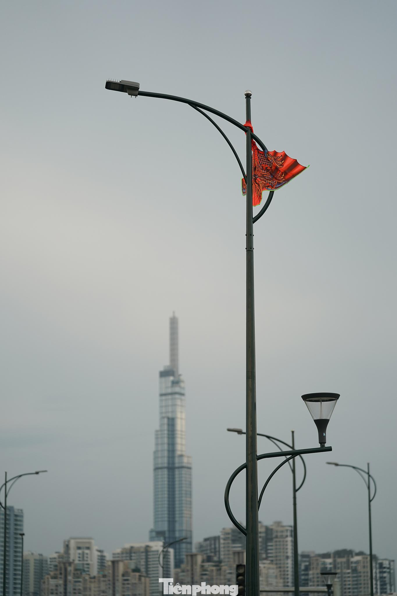 Khu vực này vừa được UBND phường Thủ Thiêm dọn sạch rác ở các hồ bên dưới nhưng rác trên không vẫn còn. Khu vực này vừa được UBND phường Thủ Thiêm dọn sạch rác ở các hồ bên dưới nhưng rác trên không vẫn còn.