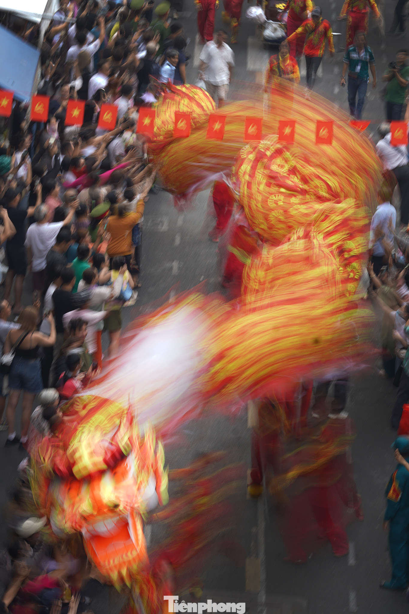 Bài biểu diễn của một đội múa rồng cỡ lớn nhận được nhiều lời tán dương của người xem.