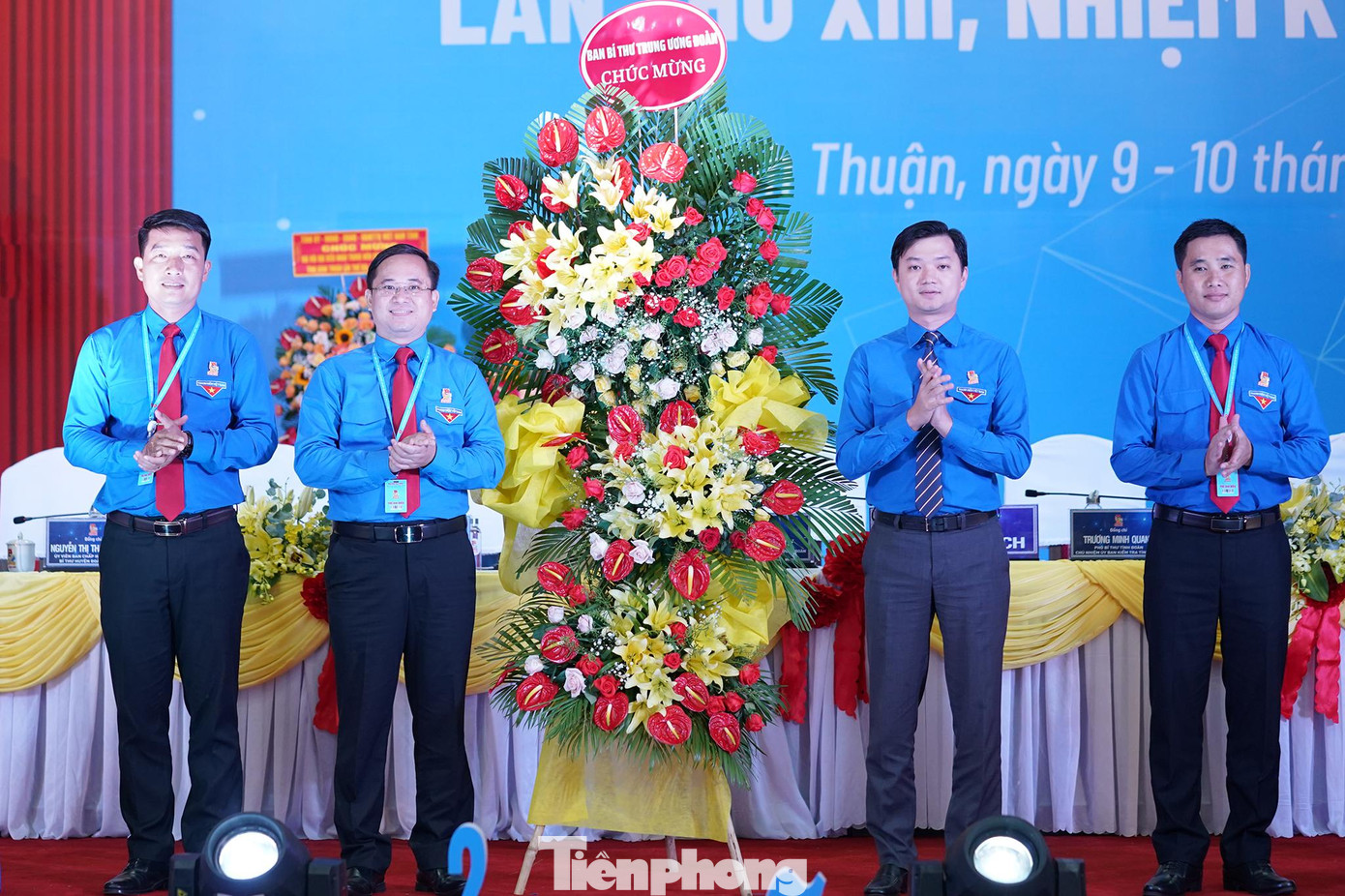 Ban Bí thư Trung ương Đoàn tặng hoa chúc mừng Đại hội đại biểu Đoàn Thanh niên Cộng sản tỉnh Bình Thuận khóa XIII, nhiệm kỳ 2022-2027. Ban Bí thư Trung ương Đoàn tặng hoa chúc mừng Đại hội đại biểu Đoàn Thanh niên Cộng sản tỉnh Bình Thuận khóa XIII, nhiệm kỳ 2022-2027.