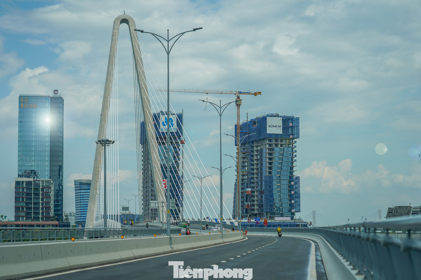 Cầu Ba Son cùng hệ thống các cầu bắc qua sông Sài Gòn đang tạo nên diện mạo đô thị mới, hiện đại và lưu thông thuận tiện hơn. Du lịch cũng vì thế có nhiều cơ hội để khai thác và phát huy các giá trị lịch sử vốn có của thành phố. Cầu Ba Son cùng hệ thống các cầu bắc qua sông Sài Gòn đang tạo nên diện mạo đô thị mới, hiện đại và lưu thông thuận tiện hơn. Du lịch cũng vì thế có nhiều cơ hội để khai thác và phát huy các giá trị lịch sử vốn có của thành phố.