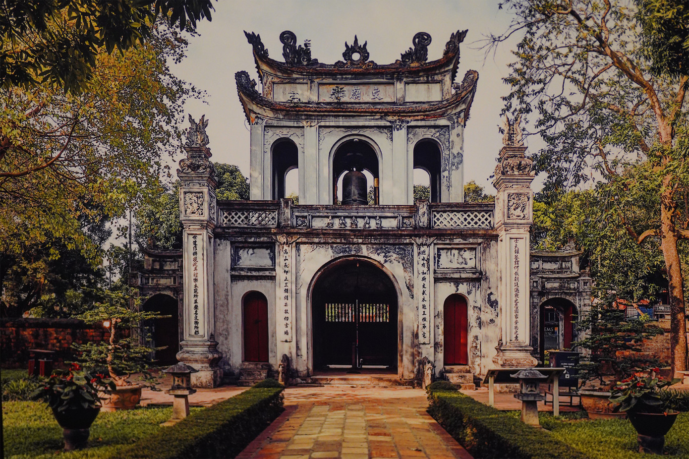 Dưới thời Trần, Quốc Tử Giám có tên là Quốc Học Viện, thời Lê có tên là Thái Học Viện. Bên cạnh việc “rèn tập sĩ tử, gây dựng nhân tài”, Quốc Tử Giám còn có nhiệm vụ bảo cử các giám sinh của nhà trường với triều đình để bổ nhiệm làm quan. Trường Quốc Tử Giám xưa kia có nhà giảng đường, thư viện, khu tam xá cho học sinh ở, kho đồ tế khí và kho chứa bản gỗ khắc in sách. Tổng số giám sinh trọ học là 300 người.