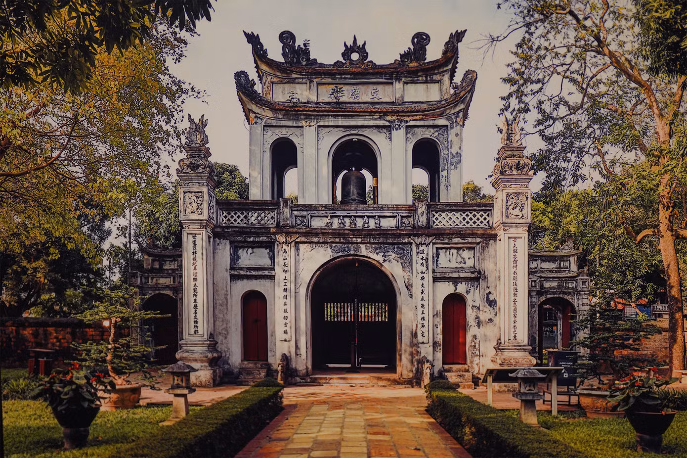 Dưới thời Trần, Quốc Tử Giám có tên là Quốc Học Viện, thời Lê có tên là Thái Học Viện. Bên cạnh việc “rèn tập sĩ tử, gây dựng nhân tài”, Quốc Tử Giám còn có nhiệm vụ bảo cử các giám sinh của nhà trường với triều đình để bổ nhiệm làm quan. Trường Quốc Tử Giám xưa kia có nhà giảng đường, thư viện, khu tam xá cho học sinh ở, kho đồ tế khí và kho chứa bản gỗ khắc in sách. Tổng số giám sinh trọ học là 300 người.