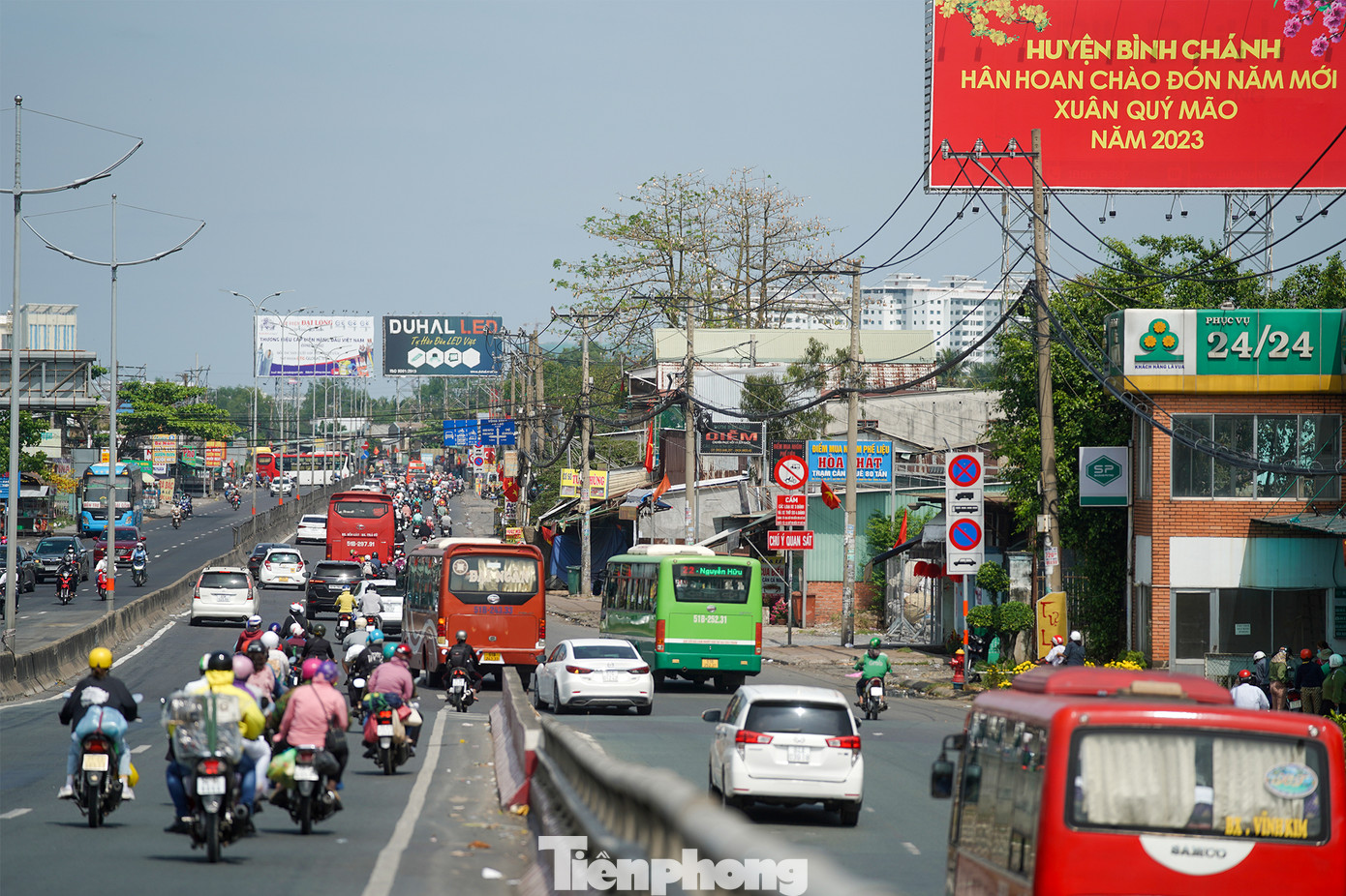Đây là cửa ngõ tiếp giáp với huyện Bến Lức (tỉnh Long An) có lưu lượng xe dày đặc. Đây là cửa ngõ tiếp giáp với huyện Bến Lức (tỉnh Long An) có lưu lượng xe dày đặc.
