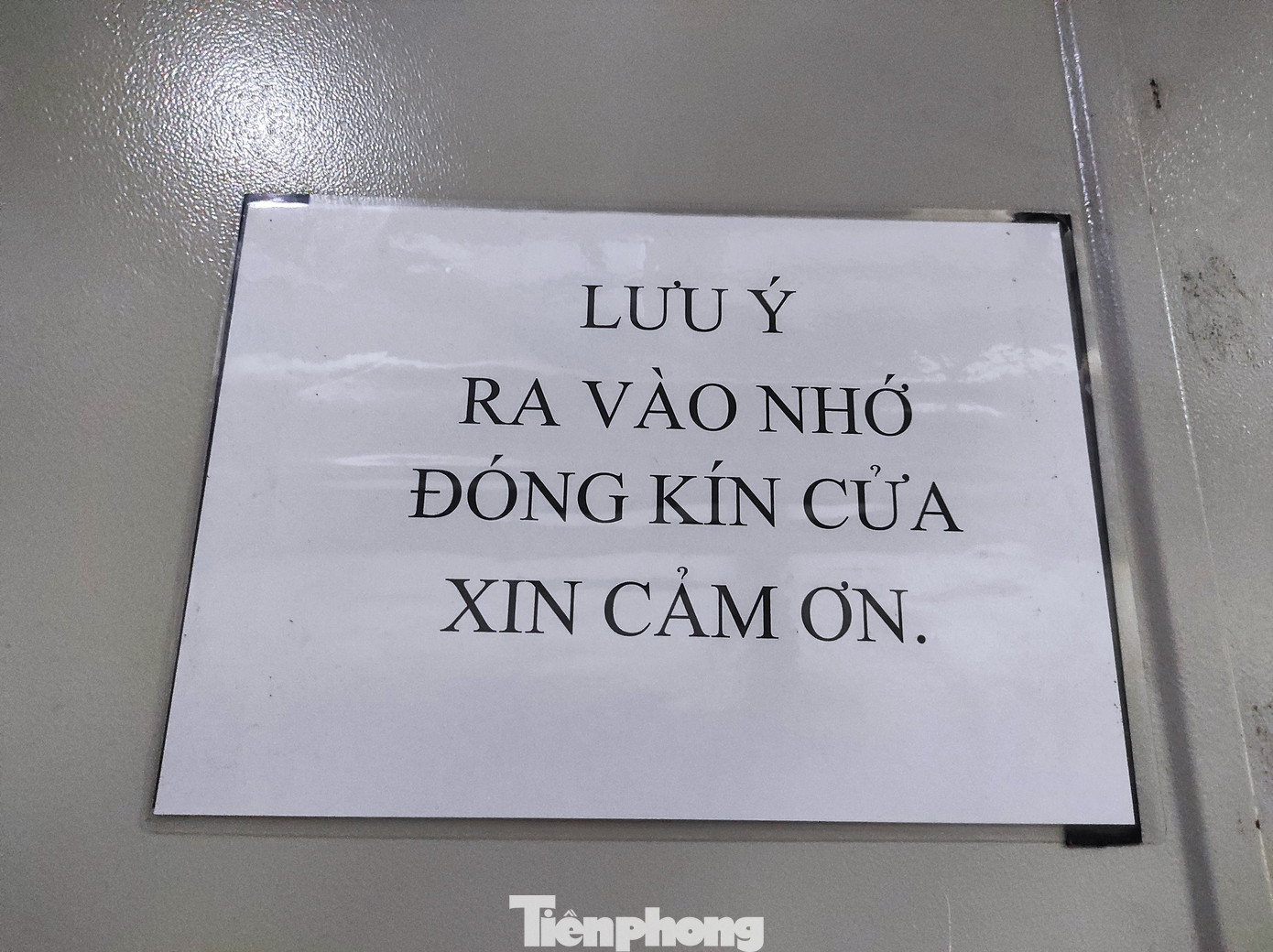 Bảng lưu ý được dán ngay cửa vào thang máy ở tầng hầm. Bảng lưu ý được dán ngay cửa vào thang máy ở tầng hầm.
