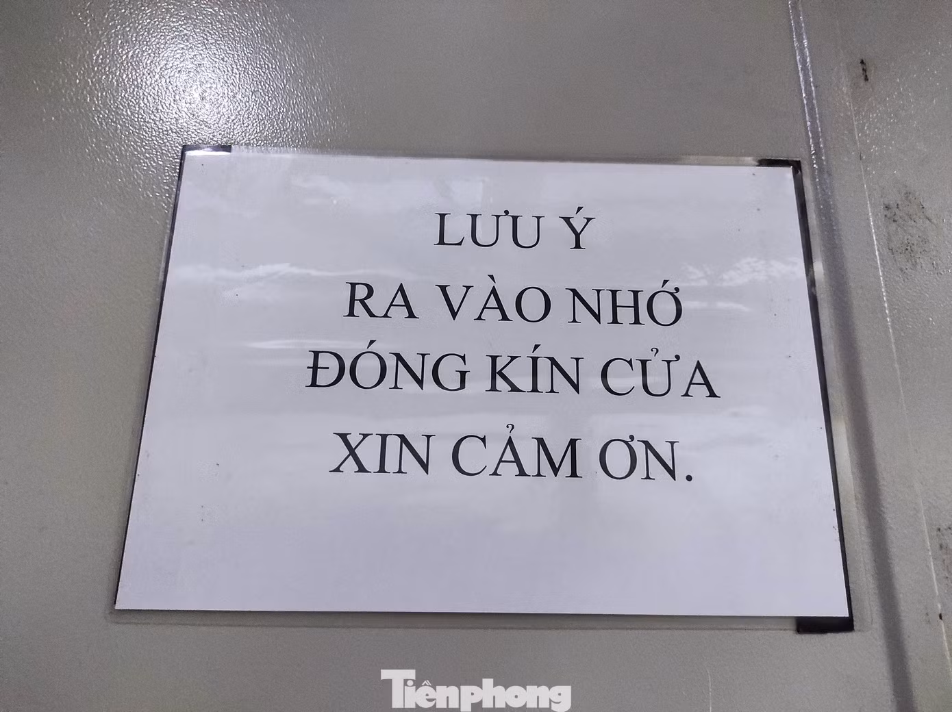 Bảng lưu ý được dán ngay cửa vào thang máy ở tầng hầm.