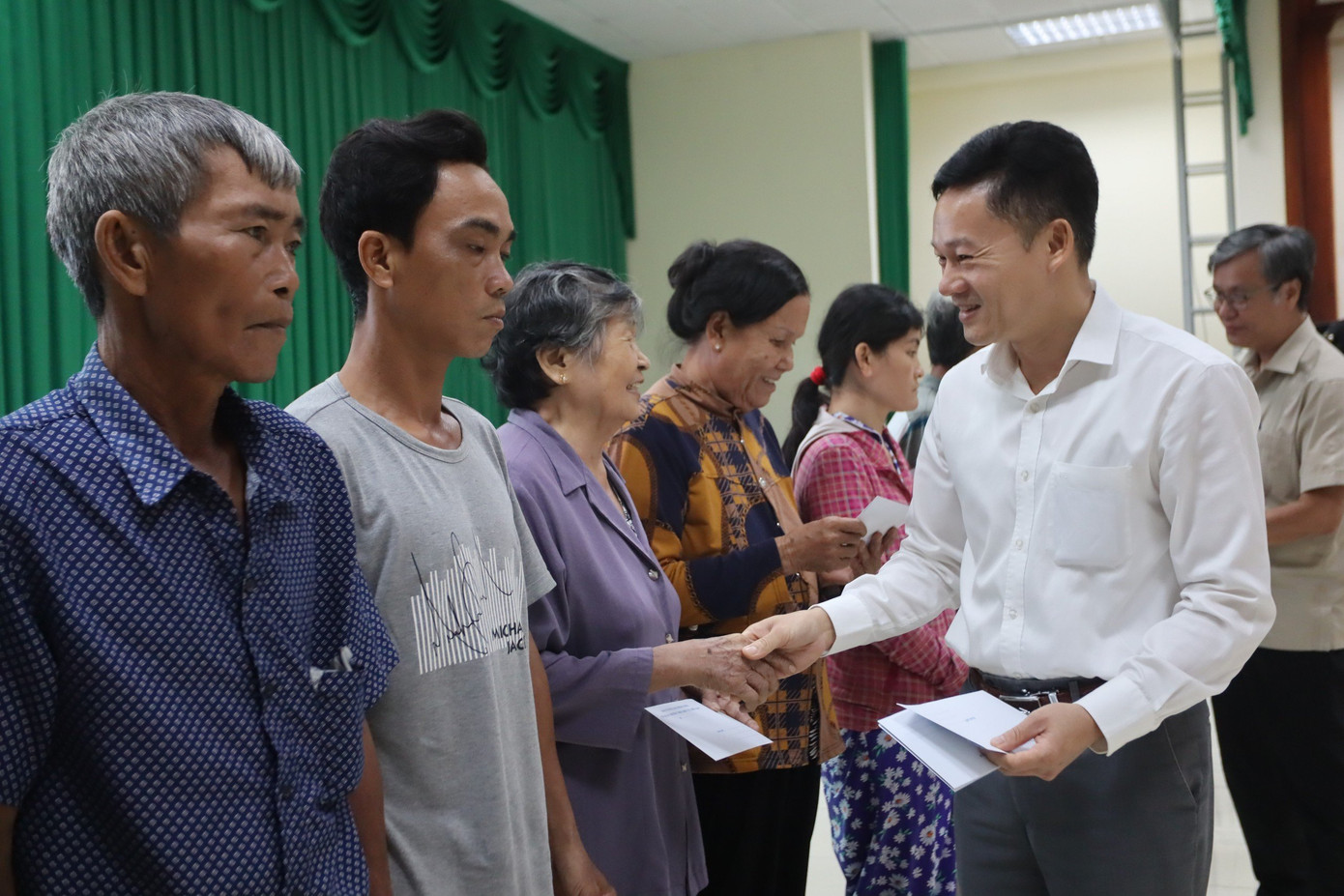 Ông Nguyễn Huy Ngọc - Vụ trưởng, Trưởng cơ quan thường trực khu vực miền Nam, tặng quà các gia đình chính sách khó khăn. Ông Nguyễn Huy Ngọc - Vụ trưởng, Trưởng cơ quan thường trực khu vực miền Nam, tặng quà các gia đình chính sách khó khăn.