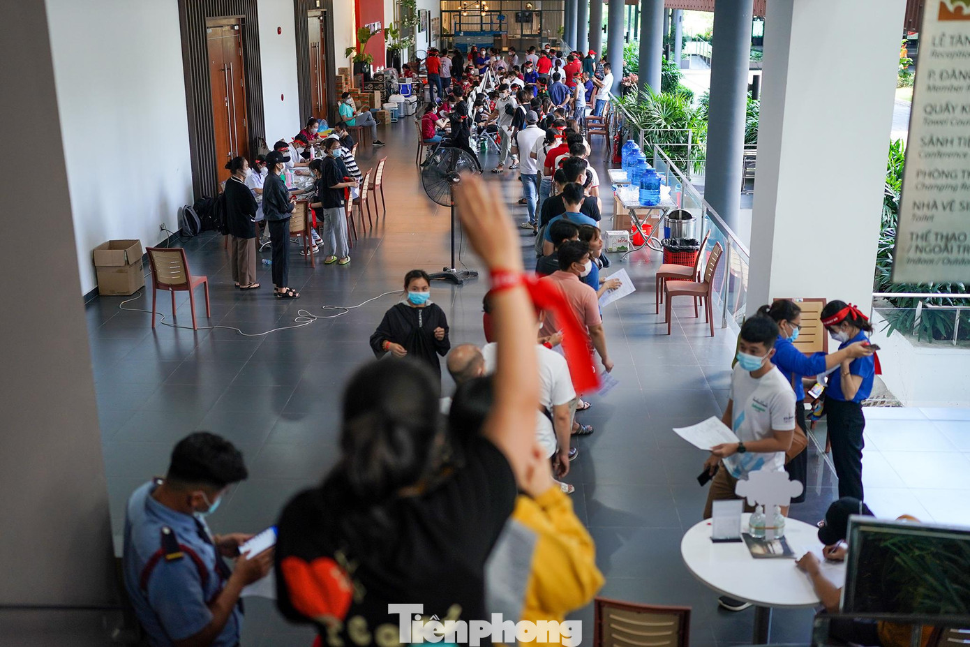 Ngày 5/6, tại Khu đô thị Celadon City (quận Tân Phú), báo Tiền Phong phối hợp với Gamuda Land và đối tác OfficeHaus đã tổ chức chương trình Chủ nhật Đỏ lần thứ 14 với chủ đề “Hiến máu cứu người, sinh mạng của bạn và tôi”, ngoài sự tham gia của gần 1.000 người hiến máu còn có sự đồng hành của nhiều ca sĩ, nhạc sĩ.