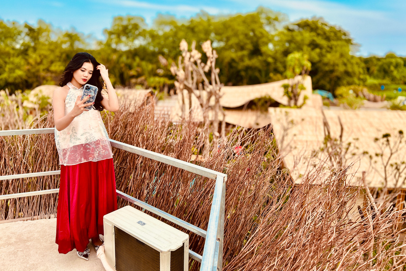 Bên trên chiếc chòi quan sát nằm ngay trung tâm quán khá hút các bạn trẻ chụp ảnh check-in khi có nhiều góc mang lại những tấm ảnh đẹp.