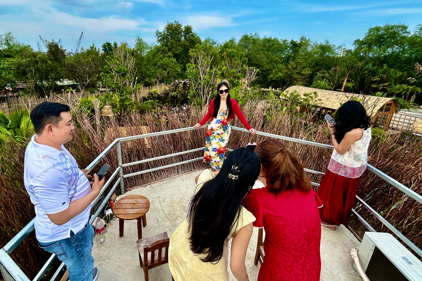 Bên trên chiếc chòi quan sát nằm ngay trung tâm quán khá hút các bạn trẻ chụp ảnh check-in khi có nhiều góc mang lại những tấm ảnh đẹp.