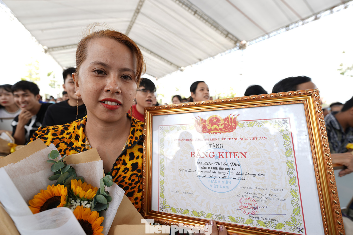 Chị Kiên Thị Sô Pha, công nhân công ty Asier xúc động sau khi nhận được bằng khen của Hội LHTN Việt Nam. "Sau dịch, chúng tôi phải nỗ lực nhiều trong công việc để cùng với tập thể công ty vượt qua những khó khăn. Anh chị em đồng bào dân tộc luôn đùm bọc nhau vì thấu hiểu cuộc sống công nhân có nhiều khó khăn, thiếu thốn. Hôm nay, chúng tôi rất vui khi được tham gia ngày hội và được nhận quà, giấy khen" - chị Sô Pha tâm sự.