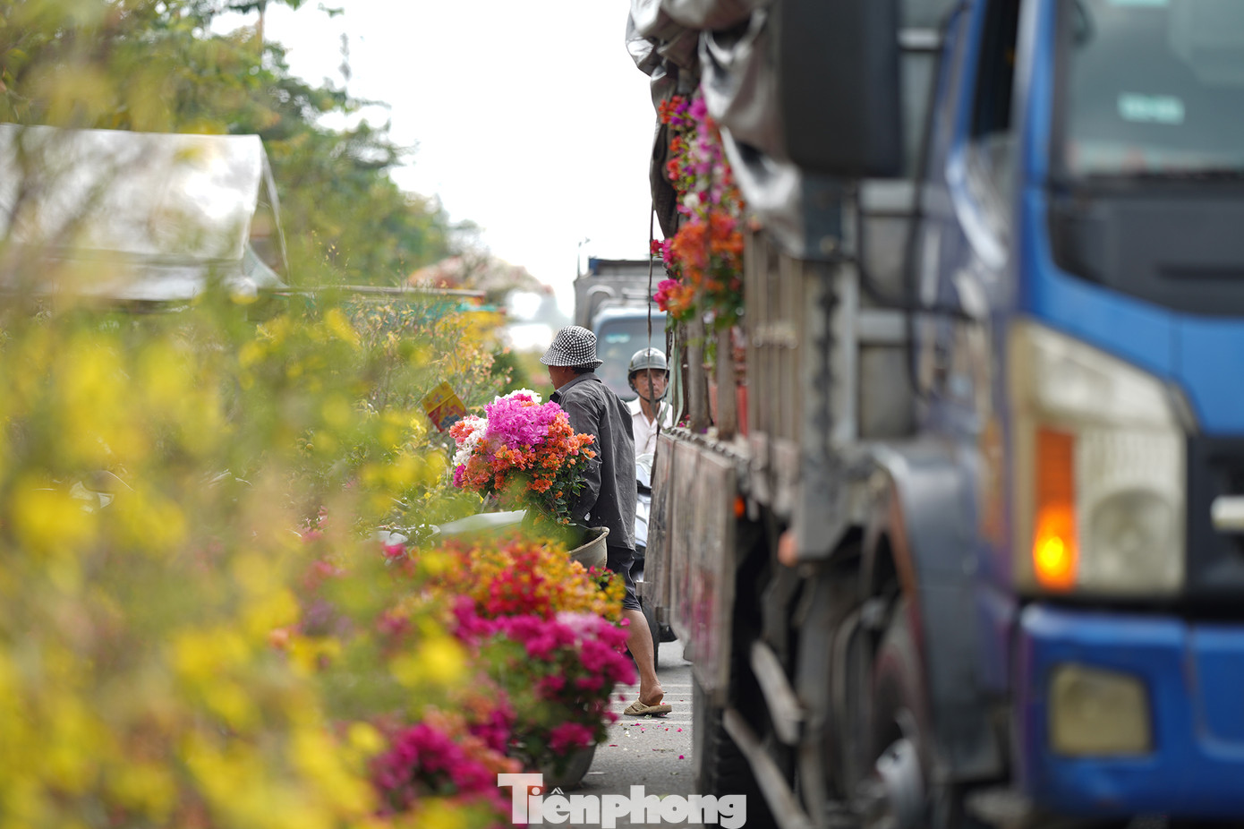 Nhiều sạp hàng vẫn cho xe chăm thêm hoa để bán.