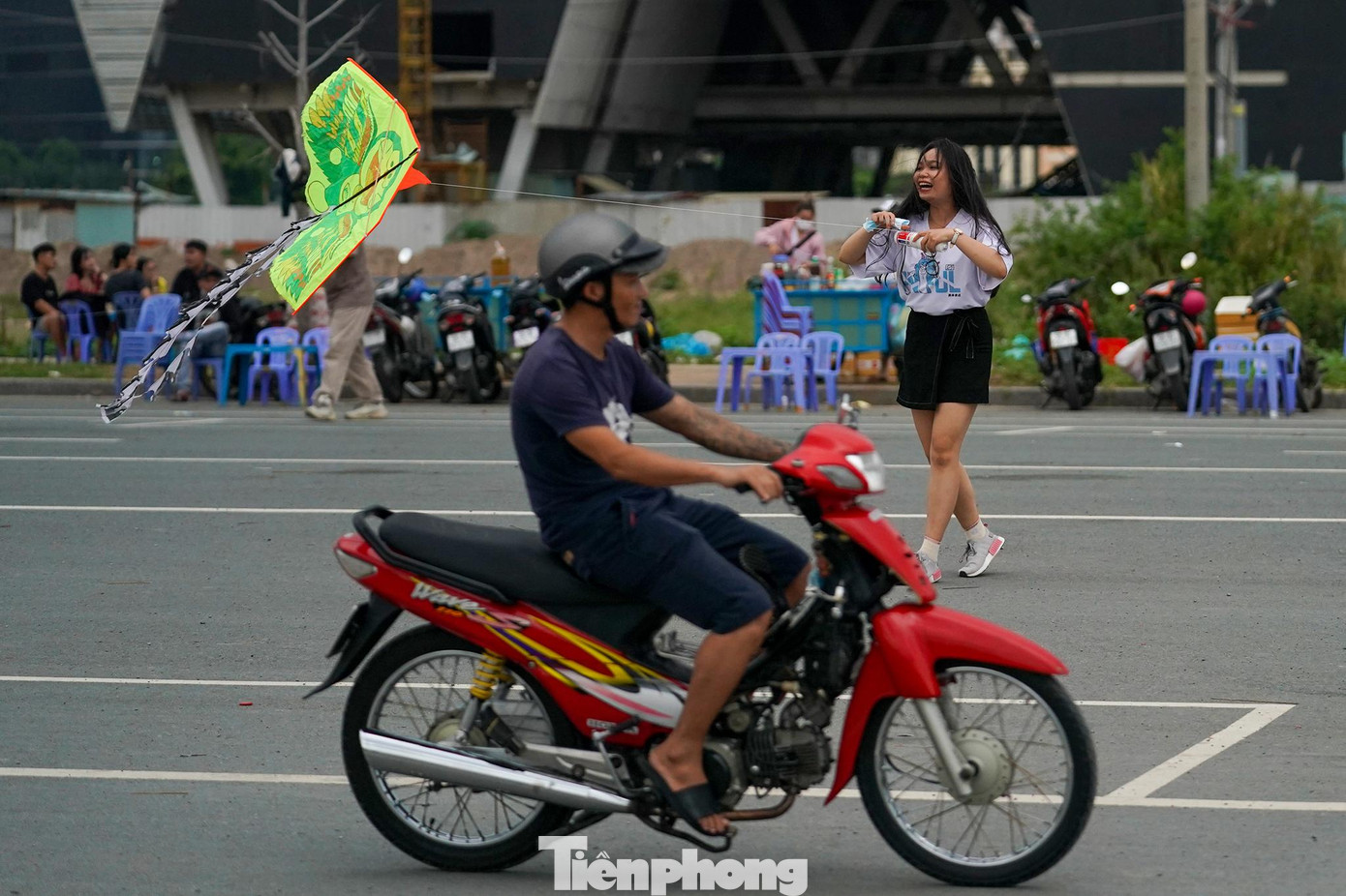 Thậm chí, người thả diều và người tham gia lưu thông không giữ khoảng cách. Thậm chí, người thả diều và người tham gia lưu thông không giữ khoảng cách.