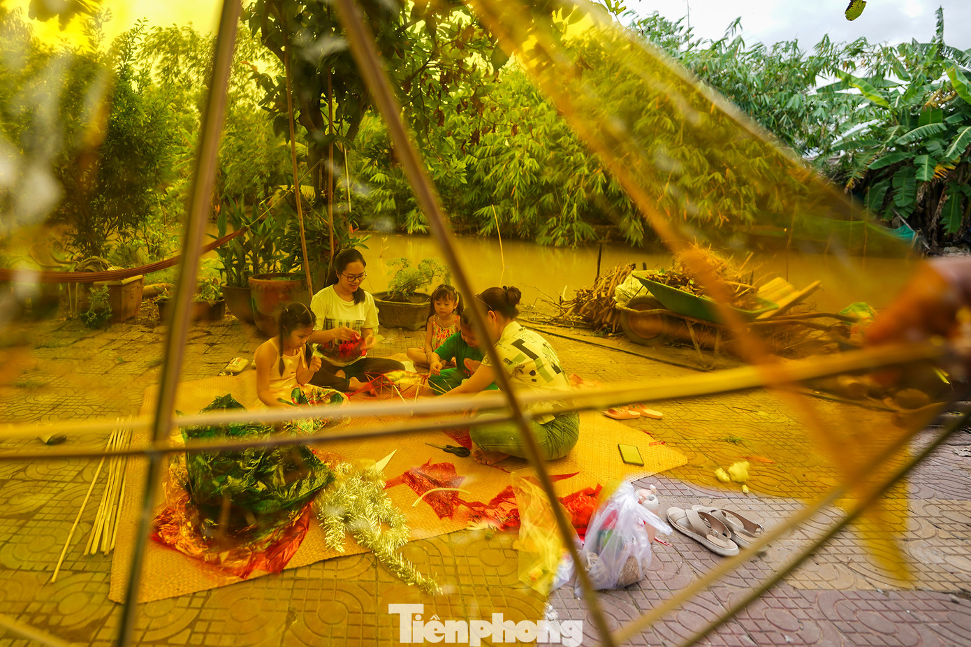 Để làm chiếc đèn ông sao theo kiểu truyền thống, nhóm phụ huynh này chuẩn bị một số nguyên liệu cơ bản như thanh tre để làm khung cho chiếc đèn, dây kẽm, keo dán, giấy bóng kính màu hoặc giấy gói quà tùy theo sở thích của mỗi người.