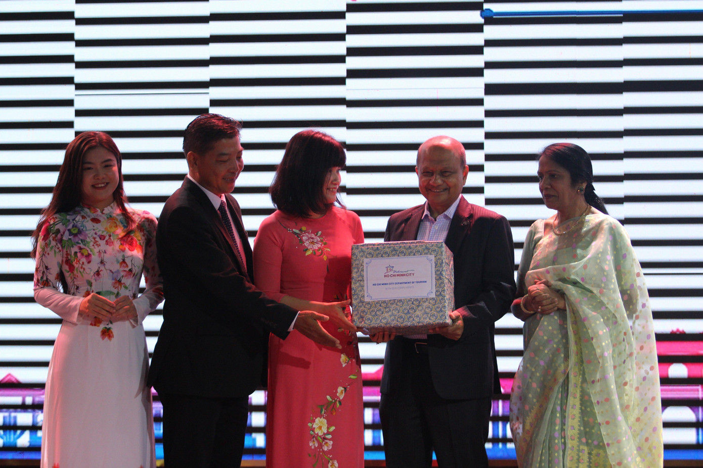 Đại diện Sở Du lịch TPHCM trao quà lưu niệm cho đoàn khách MICE đến từ Ấn Độ. Đại diện Sở Du lịch TPHCM trao quà lưu niệm cho đoàn khách MICE đến từ Ấn Độ.