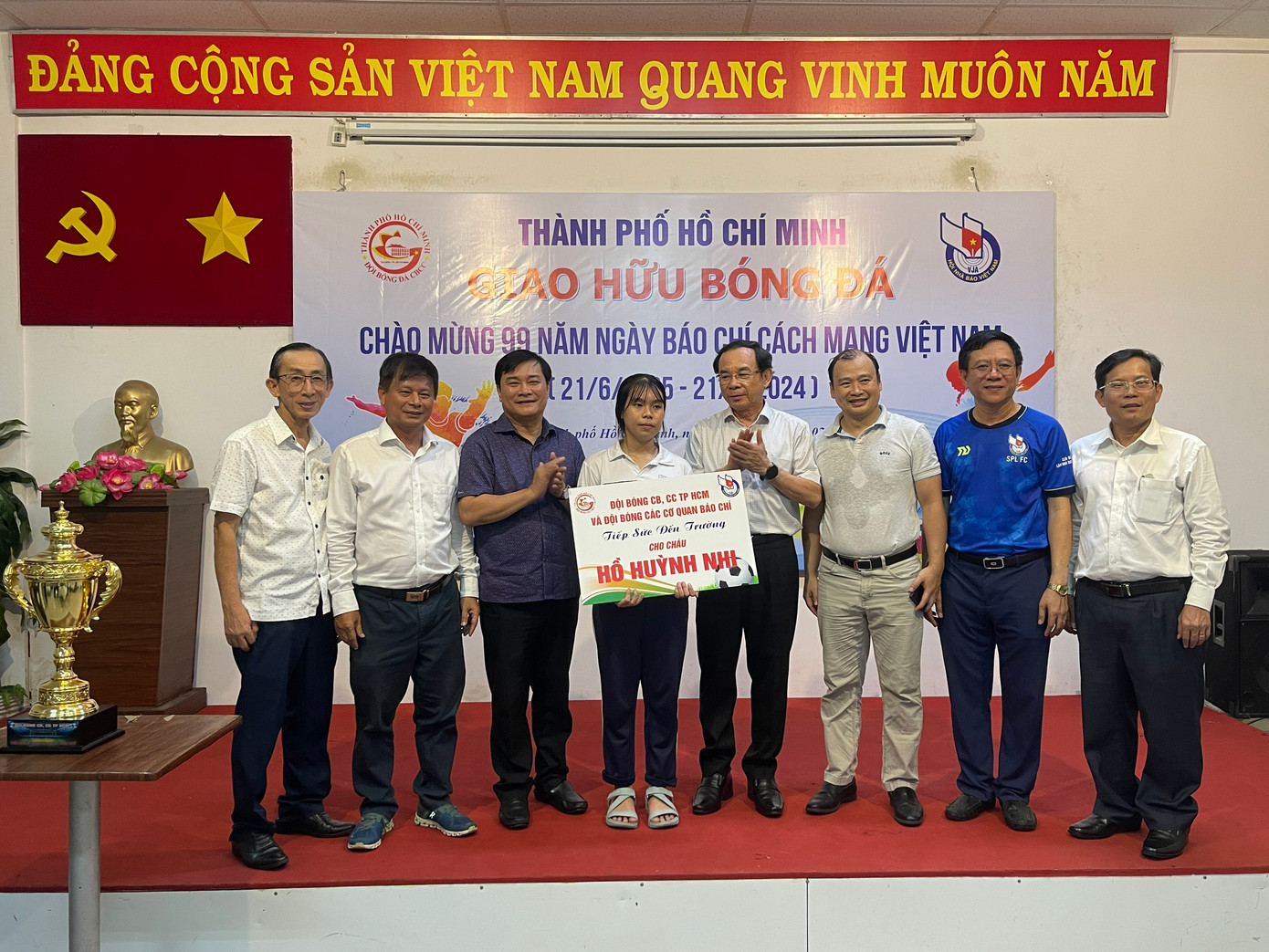 Ngoài giao lưu bóng đá, các “cầu thủ” hai đội cũng có hoạt động từ thiện ý nghĩa là quyên góp tiền để hỗ trợ học bổng Tiếp sức đến trường hợp cho em Hồ Huỳnh Nhi (huyện Cần Giờ) có hoàn cảnh khó khăn với số tiền 82 triệu đồng. Ông Nguyễn Văn Nên, Bí thư Bí thư Thành ủy TPHCM trao tượng trưng phần hỗ trợ cho em Nhi.