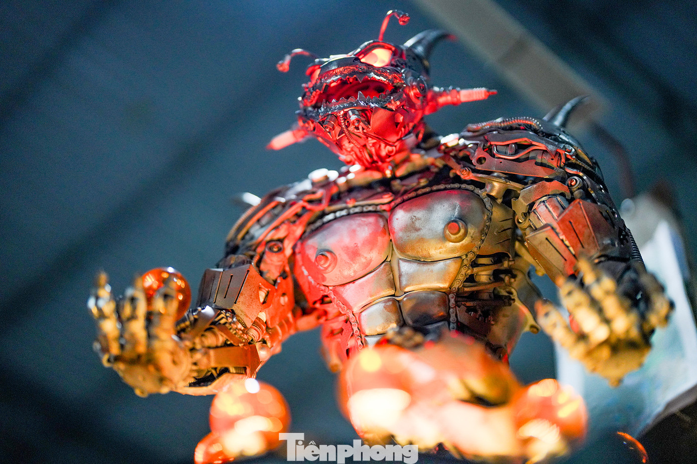 Chiếc "lồng đèn" Porunga đạt độ hoàn hảo về kỹ thuật và mỹ thuật khá cao, thuyết phục mọi ánh nhìn và đang chờ ngày trình diện trước công chúng. Trong bộ truyện 7 viên ngọc rồng, Porunga là rồng được yêu thích nhất. Trong ảnh, bạn Anh Huy, đang tỉ mẩn hoàn thiện các chi tiết siêu nhỏ cho rồng Porunga. Theo Anh Huy, hơn 3 năm làm việc tại xưởng thấy rằng công việc này này có sức hút kỳ lạ, càng làm càng thích vì luôn được sáng tạo và không theo một lập trình quy cũ. Chiếc "lồng đèn" Porunga đạt độ hoàn hảo về kỹ thuật và mỹ thuật khá cao, thuyết phục mọi ánh nhìn và đang chờ ngày trình diện trước công chúng. Trong bộ truyện 7 viên ngọc rồng, Porunga là rồng được yêu thích nhất. Trong ảnh, bạn Anh Huy, đang tỉ mẩn hoàn thiện các chi tiết siêu nhỏ cho rồng Porunga. Theo Anh Huy, hơn 3 năm làm việc tại xưởng thấy rằng công việc này này có sức hút kỳ lạ, càng làm càng thích vì luôn được sáng tạo và không theo một lập trình quy cũ.