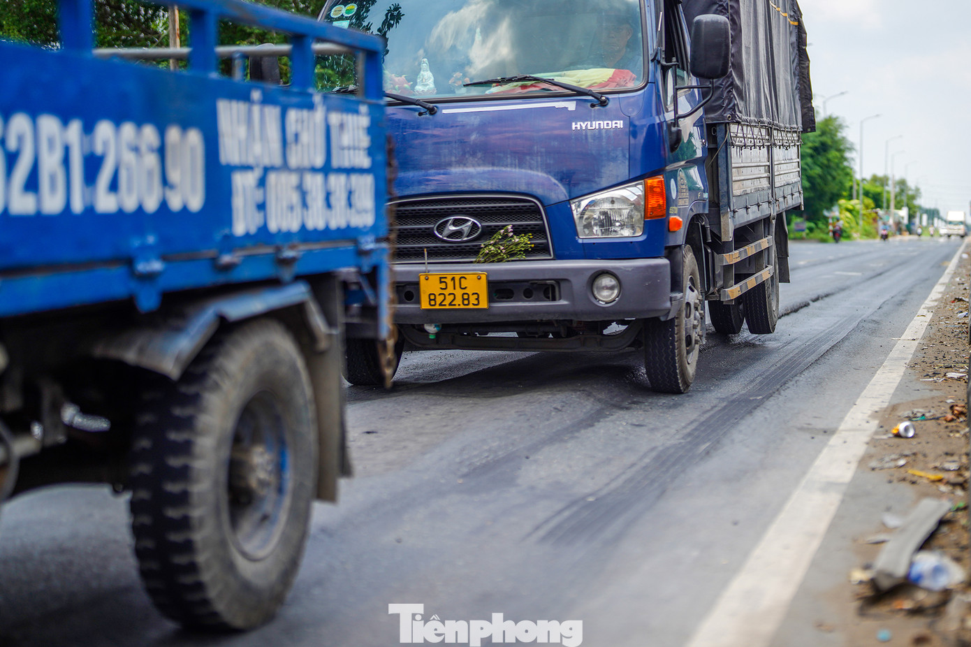 Nhiều phương tiện lưu thông qua tuyến đường tránh TP Tân An gặp nhiều khó khăn, nhất là xe máy mỗi khi rẽ trái vào quốc lộ 62 để đi thị xã Kiến Tường vì rất dễ bị té ngã. Trong ảnh, có thể thấy rõ vết lún lõm xuống khoảng 5cm, gây nguy hiểm cho xe máy nếu người điều khiển không để ý.