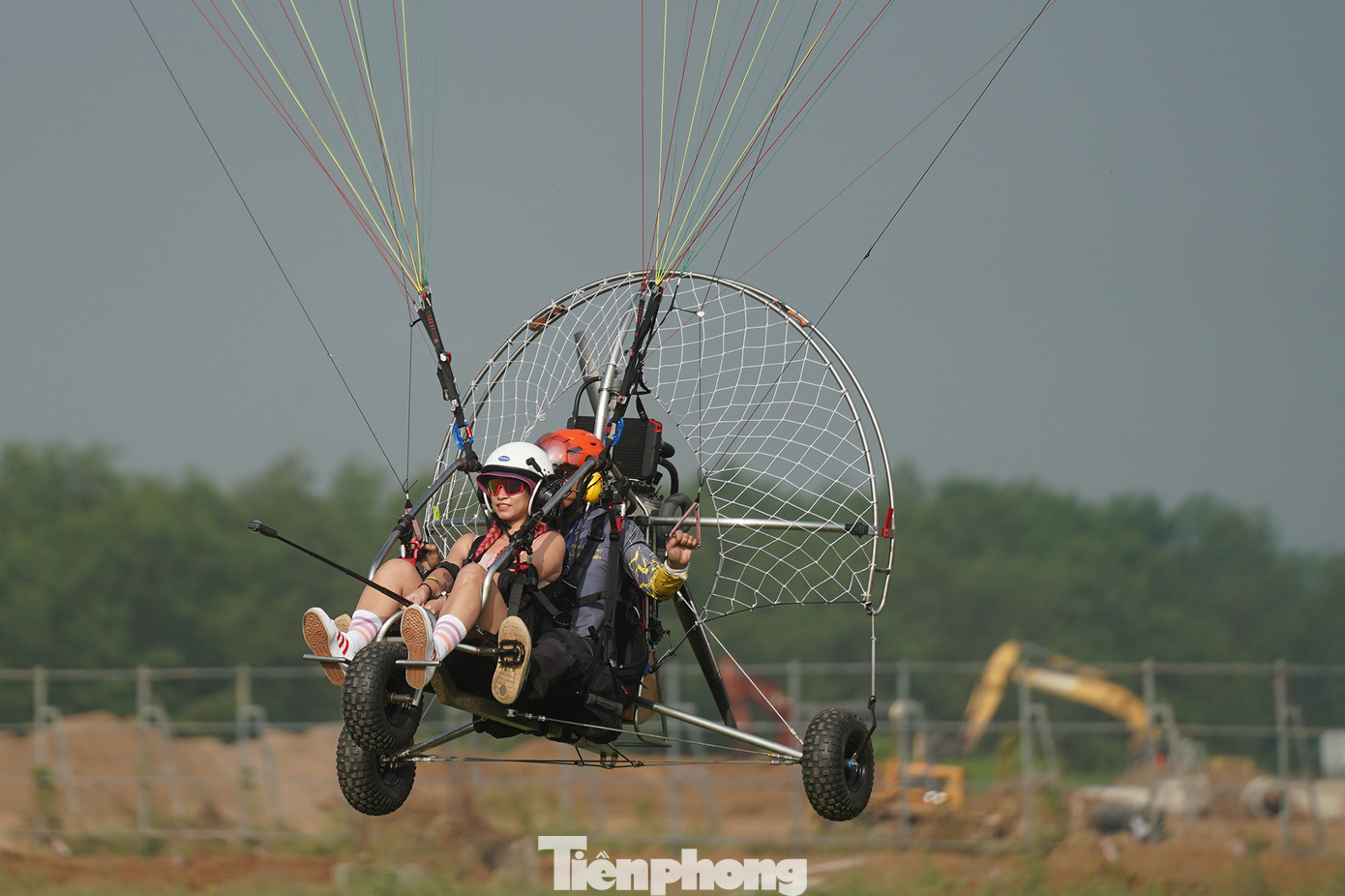 "Mình từng tham gia nhảy dù ở nước ngoài và một số môn thể thao mạo hiểm thì thấy chi phí không hề rẻ khi tham gia. Ở Úc, mỗi lượt chơi mất khoảng 300 USD, nếu muốn ghi hình thì thêm phí 100 USD. Ở đây chưa đến 2 triệu đồng và còn được tặng ảnh, clip miễn phí thì đúng là quá hấp dẫn đối với du khách. Khi ở trên bầu trời, mình rất sảng khoái khi phi công hạ ga bay xuôi gió, chỉ có mình tận hưởng và không ai làm phiền mình, một cảm giác rất phiêu", chị Vy Trần (ngụ quận Bình Thạnh), làm lĩnh vực marketing chia sẻ.