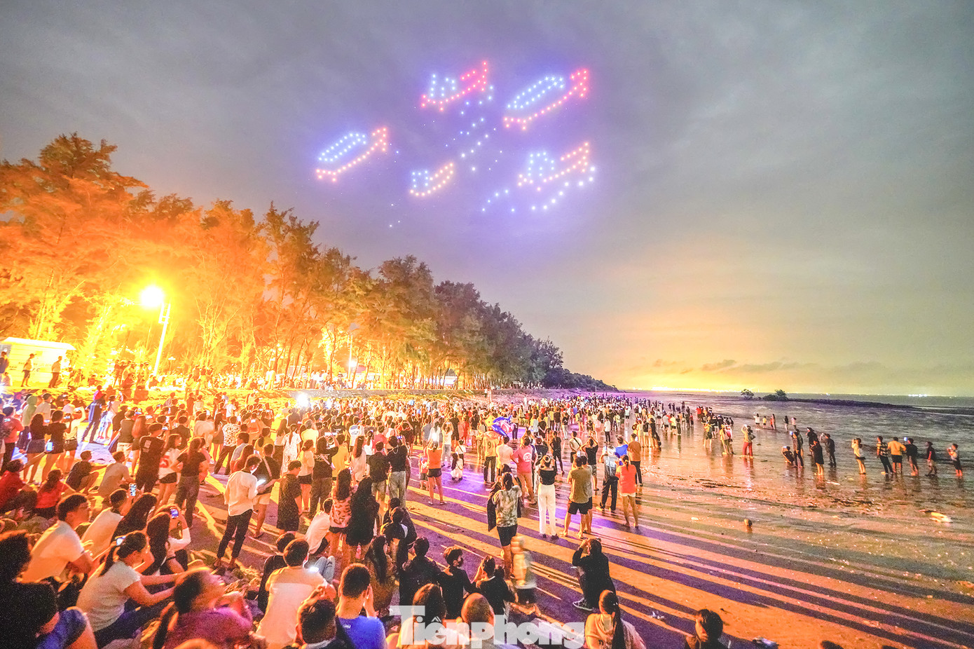 Hình ảnh cá Ông xuất hiện trên bầu trời khiến người dân phấn khích.