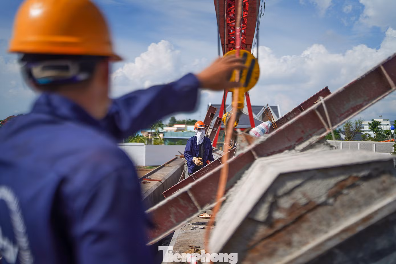 Gói thầu XL2 thi công cầu, tuyến chính cao tốc, tuyến song hành nhánh trái và đường song hành từ đường tỉnh 830C đến nút giao - đường Vành đai 3 đoạn qua tỉnh Long An đã hoàn thành khoảng 40%. Gói thầu XL2 thi công cầu, tuyến chính cao tốc, tuyến song hành nhánh trái và đường song hành từ đường tỉnh 830C đến nút giao - đường Vành đai 3 đoạn qua tỉnh Long An đã hoàn thành khoảng 40%.
