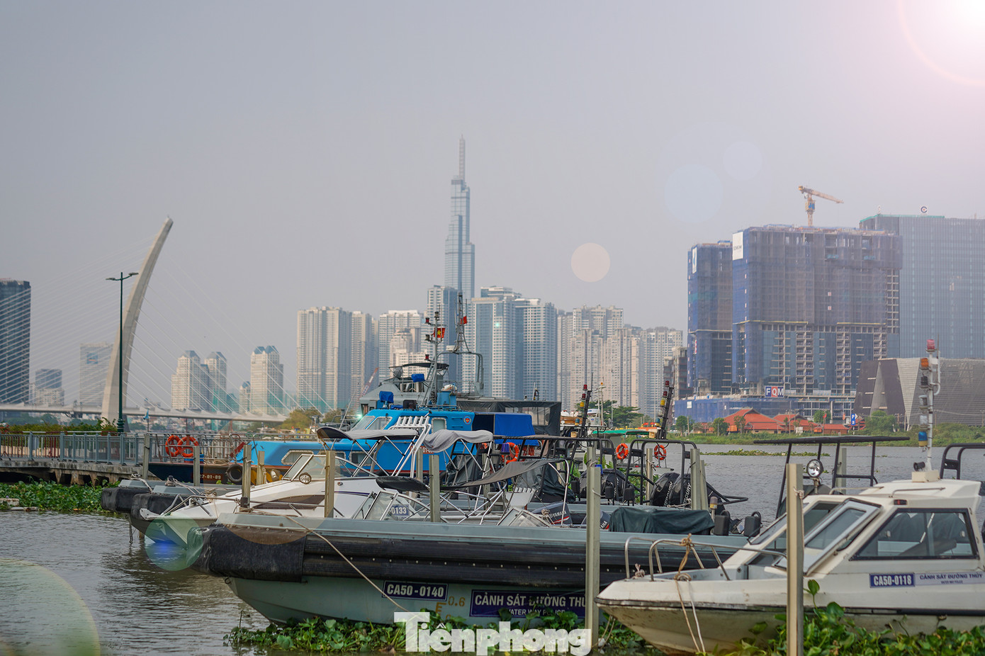 Một hình ảnh &quot;trên bến dưới thuyền&quot; theo phong cách hiện đại của một thành phố năng động, đầu tàu kinh tế của cả nước. Từ bến Bạch Đằng, có thể phóng tầm mắt nhìn về bờ phường Thủ Thiêm (TP Thủ Đức) thấy dãy nhà mái ngói đỏ chính là đình thần An Khánh - một trong ba ngôi đình cổ nhất vùng đất Thủ Thiêm, đang được phục dựng nhằm lưu giữ nét đẹp văn hóa, truyền thống và thể hiện lòng biết ơn đối với tiền nhân.